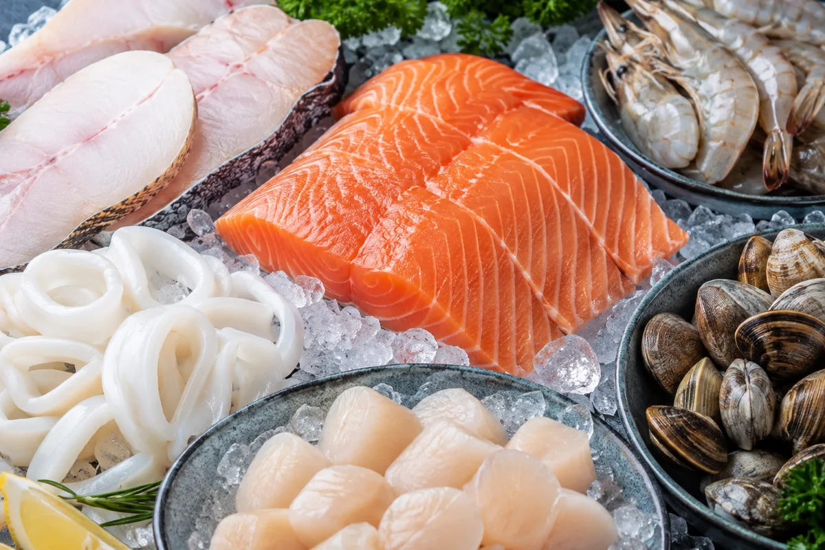 鮭魚、蝦、干貝、貝類等海鮮食材